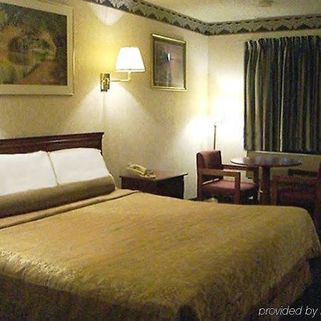 Red Carpet Inn Уилиямстаун Стая снимка